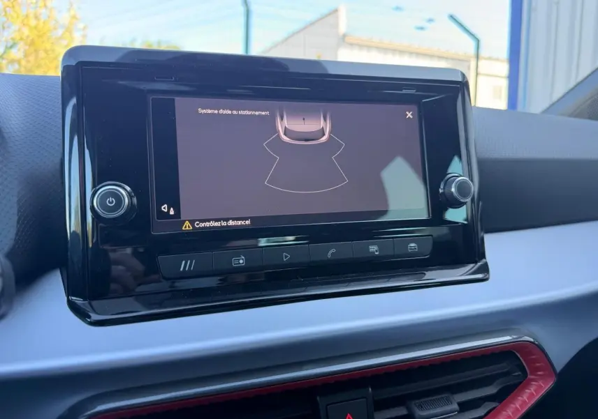 Écran tactile central affichant l'aide au stationnement dans l'habitacle d'une SEAT Ibiza 1.0 TSI 95 FR noire.