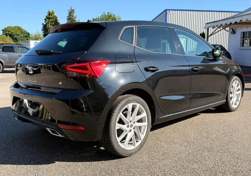 SEAT Ibiza 1.0 TSI 95 FR noire vue en 3/4 arrière droit, avec jantes alliage et feux arrière LED distinctifs.