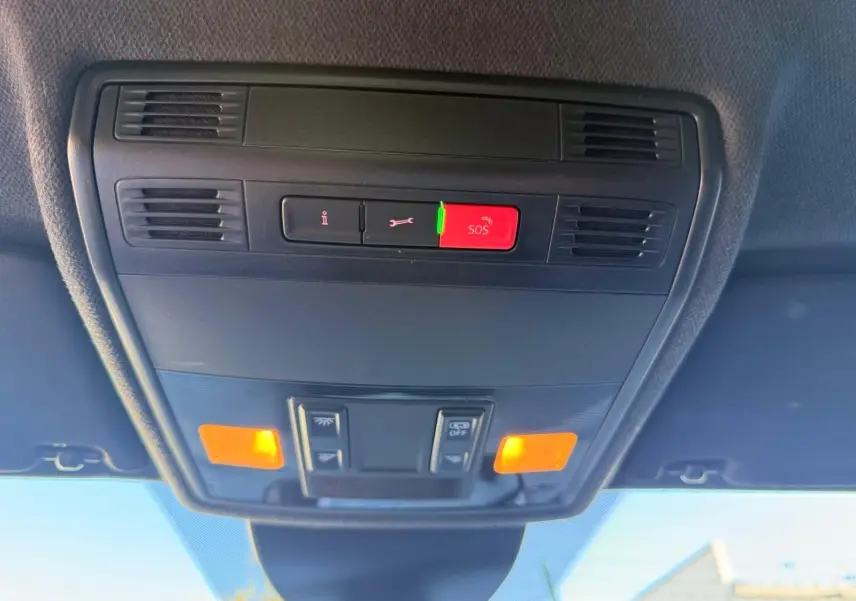 Vue intérieure du plafonnier avec commandes d’éclairage et bouton SOS rouge allumé dans une SEAT Ibiza noire 2025.