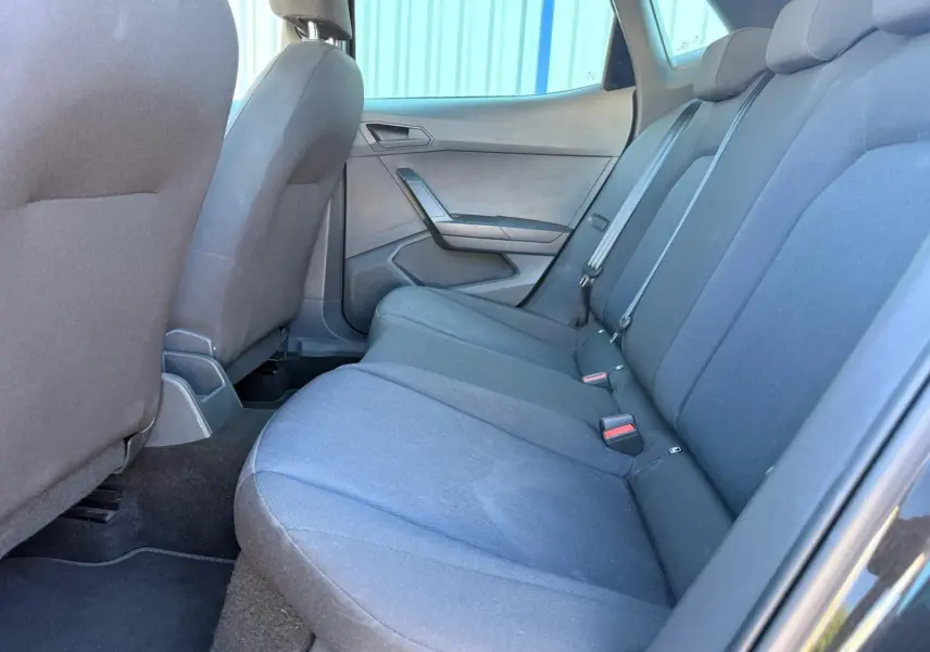 Vue intérieure côté droit des sièges arrière en tissu noir d'une SEAT Ibiza 1.0 TSI 95 FR 2025.