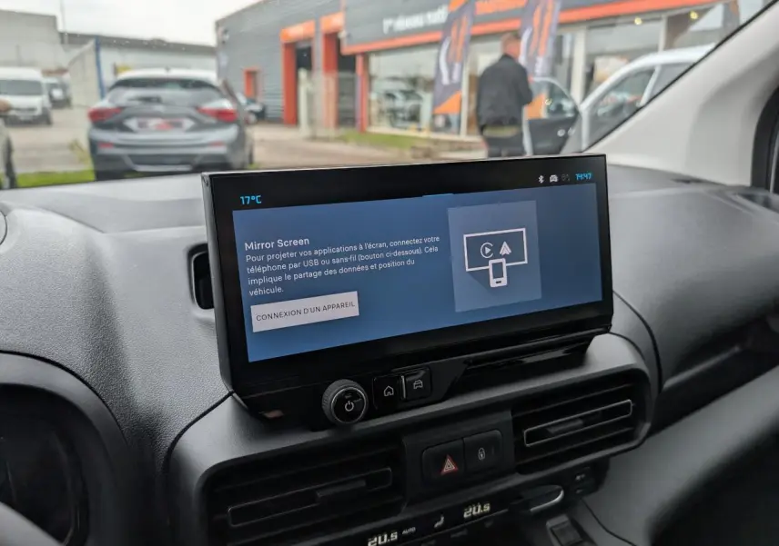Vue intérieure du tableau de bord du Citroën Berlingo 2025 avec écran tactile 10 pouces et commandes de climatisation.