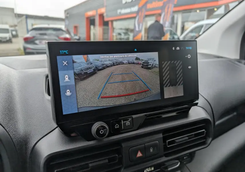 Écran tactile intérieur montrant la caméra de recul du Citroën Berlingo blanc, vue du tableau de bord côté passager.