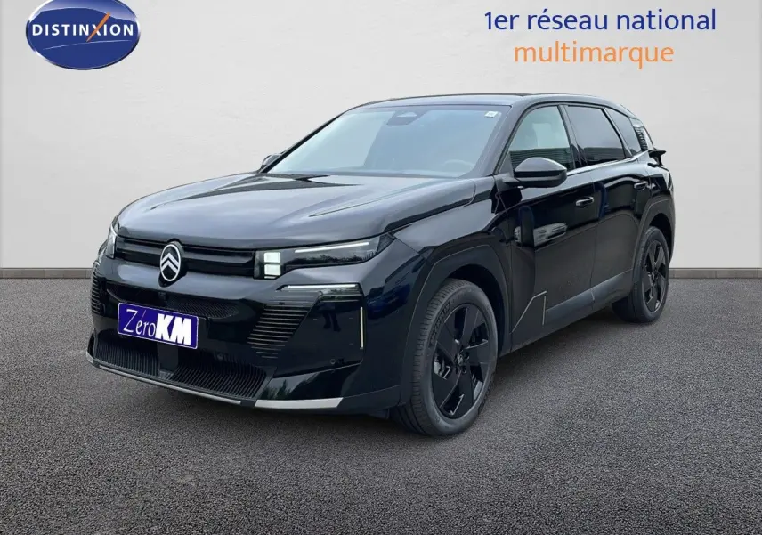 Vue 3/4 avant droite du Citroën C5 Aircross noir Perla Nera avec jantes noires et calandre moderne.