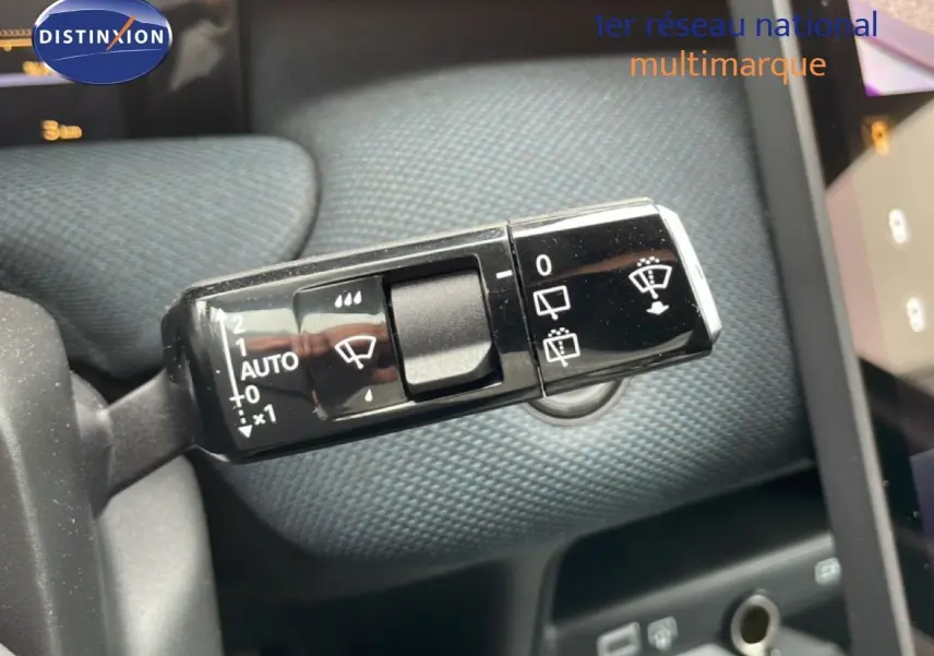 Gros plan sur la commande d’essuie-glace du Citroën C5 Aircross noir Perla Nera, montrant les réglages automatiques.