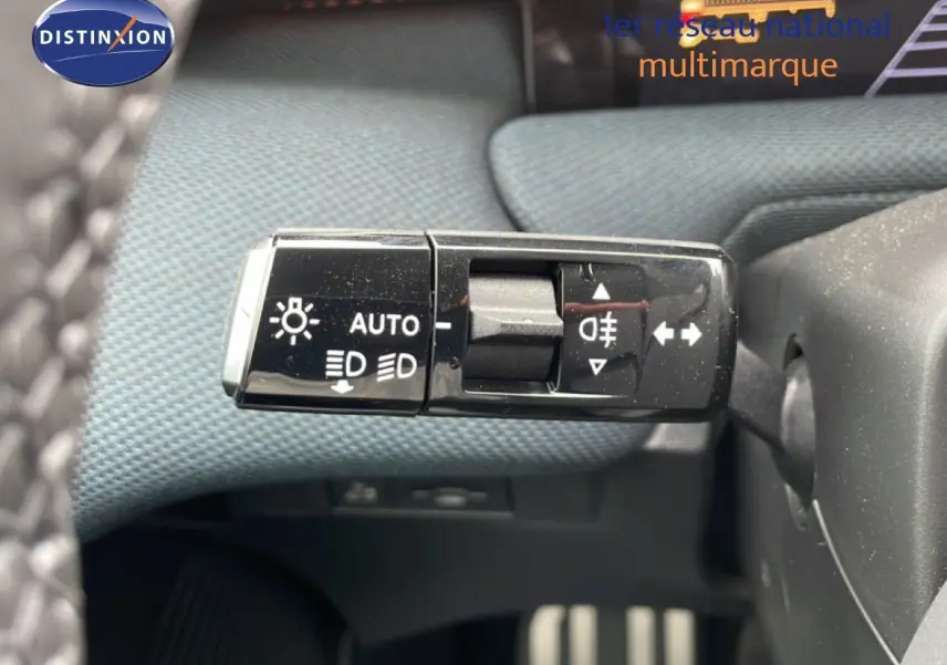 Gros plan sur la commande des feux et clignotants du Citroën C5 Aircross noir, intérieur tissu gris-noir.