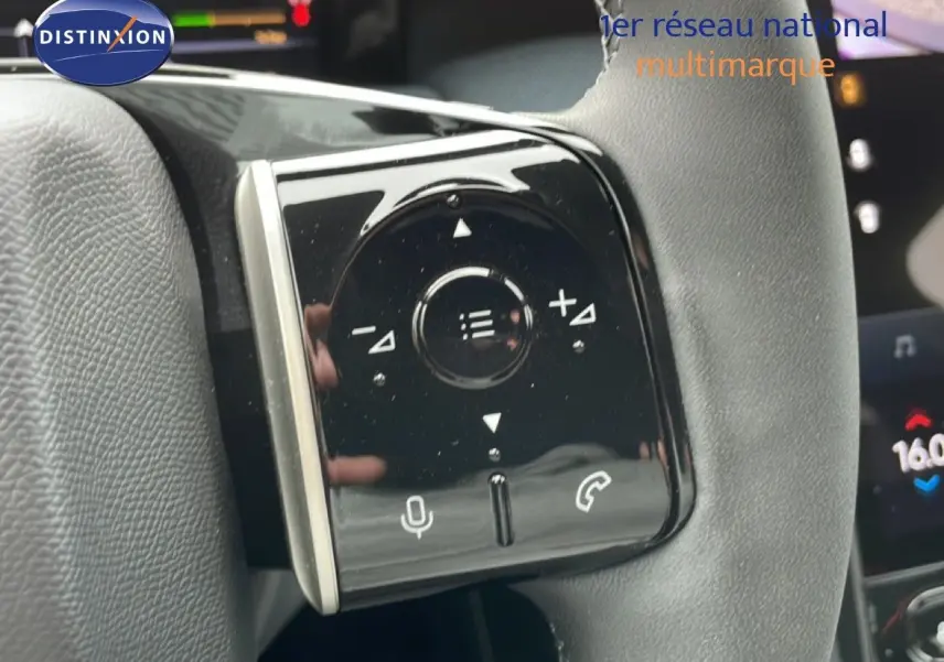 Gros plan sur les commandes multifonctions noires à droite du volant du Citroën C5 Aircross 2026 intérieur gris-noir.