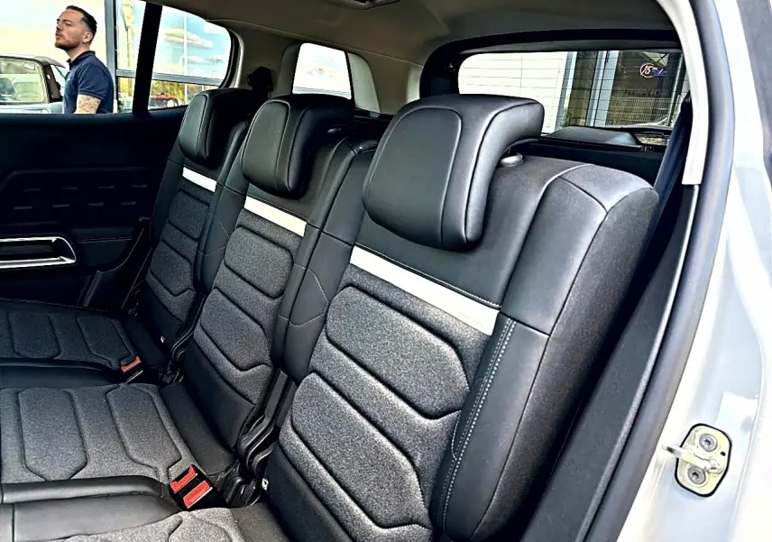 Vue intérieure côté droit sur la deuxième rangée de sièges individuels noirs et gris du Citroën C5 Aircross blanc.