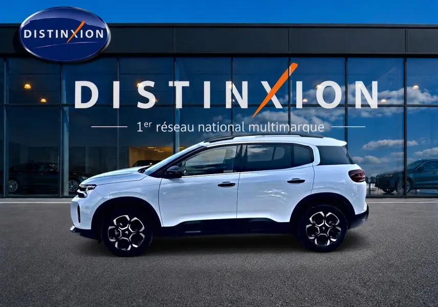 Vue de profil côté gauche d'un Citroën C5 Aircross blanc 2025 avec jantes alliage et toit blanc contrasté.