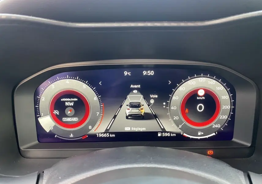 Vue rapprochée du combiné d'instrumentation digital du Nissan Juke 2025, affichage de la vitesse et du régime moteur.