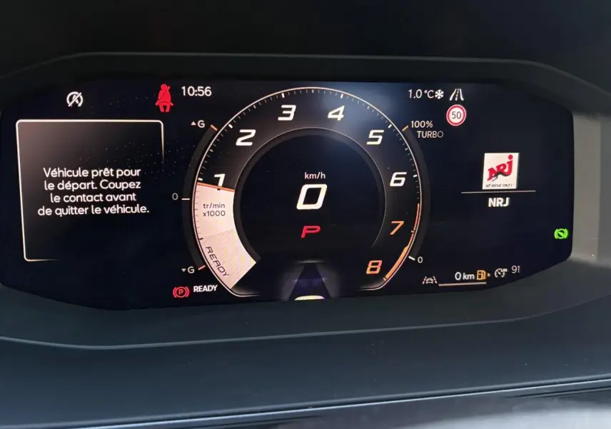 Combiné d'instruments digital de la CUPRA Leon 2025 affichant la vitesse, régime moteur et alertes en mode prêt au départ.
