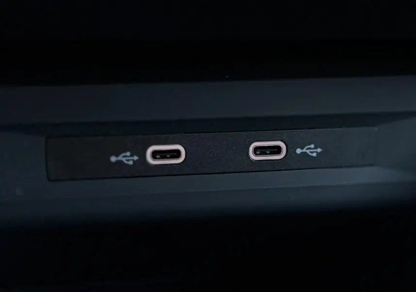 Gros plan sur deux ports USB-C intégrés dans l'intérieur noir texturé d'une CUPRA Leon Blanc Neige 2025.