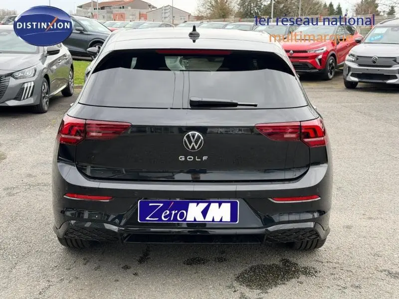 Vue arrière d'une Volkswagen Golf 2.0 TDI 150ch R-Line noire de 2026 avec vitres teintées et feux LED distinctifs.
