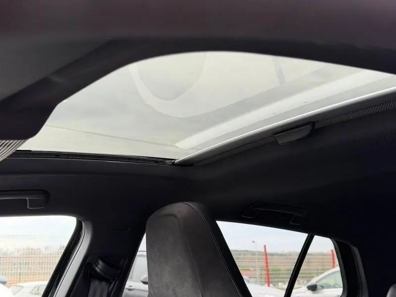 Toit panoramique ouvert vu de l'intérieur sur une Volkswagen Golf 2.0 TDI 150ch R-Line noire, côté arrière droit.