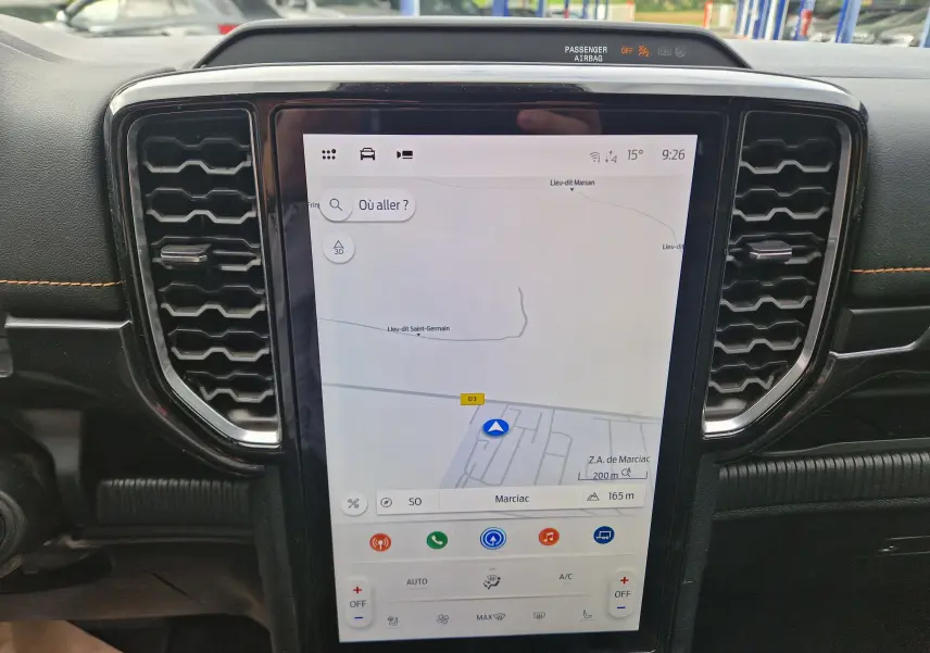 Vue rapprochée de l'écran tactile central du Ford Ranger Wildtrak 2023 noir, affichant la navigation GPS.