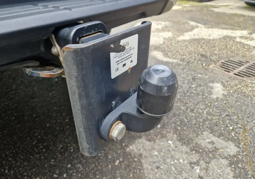 Gros plan sur l'attelage arrière noir du Ford Ranger Double Cabine 2023, montrant la boule d'attelage avec cache plastique.