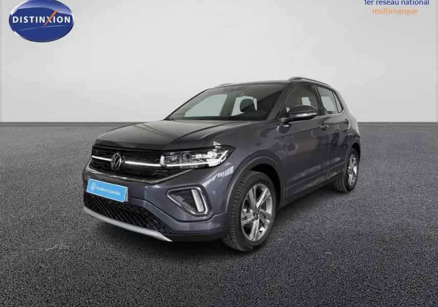 Volkswagen T-Cross gris en 3/4 avant droit, avec projecteurs Matrix LED et pare-chocs R-Line distinctif.
