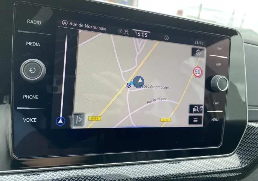 Écran tactile central du Volkswagen T-Cross 2024 montrant la navigation avec carte et commandes autour.