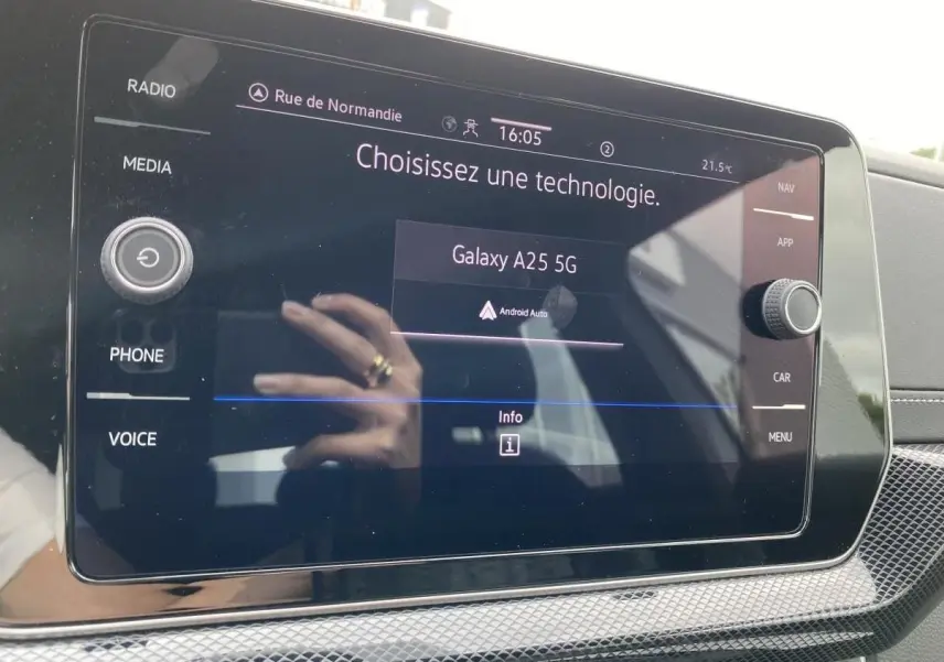 Écran tactile central du Volkswagen T-Cross gris 2024 affichant la connexion Android Auto Galaxy A25 5G.