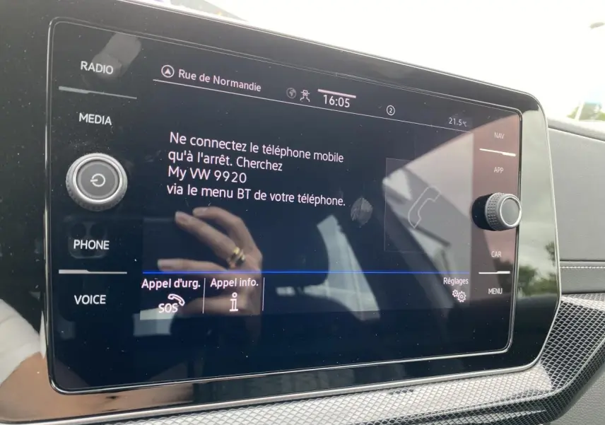 Écran tactile central du Volkswagen T-Cross gris 2024 affichant les instructions de connexion Bluetooth.