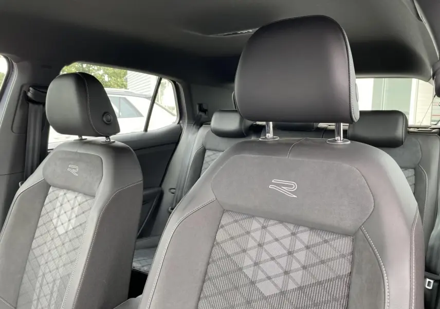Gros plan sur les sièges avant gris du Volkswagen T-Cross 2024 avec logo R brodé et finition mixte cuir/alcantara.