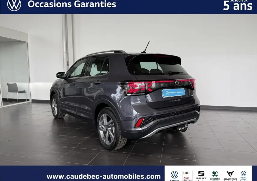 Volkswagen T-Cross gris vue 3/4 arrière droit en intérieur, avec attelage amovible et feux arrière LED.