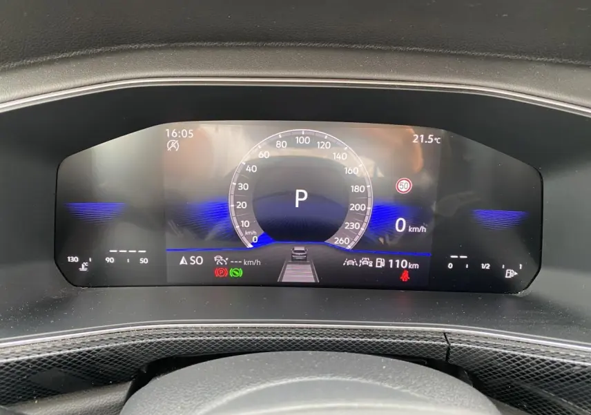 Combiné d'instruments digital du Volkswagen T-Cross gris 2024, affichage vitesse, température et aides à la conduite.