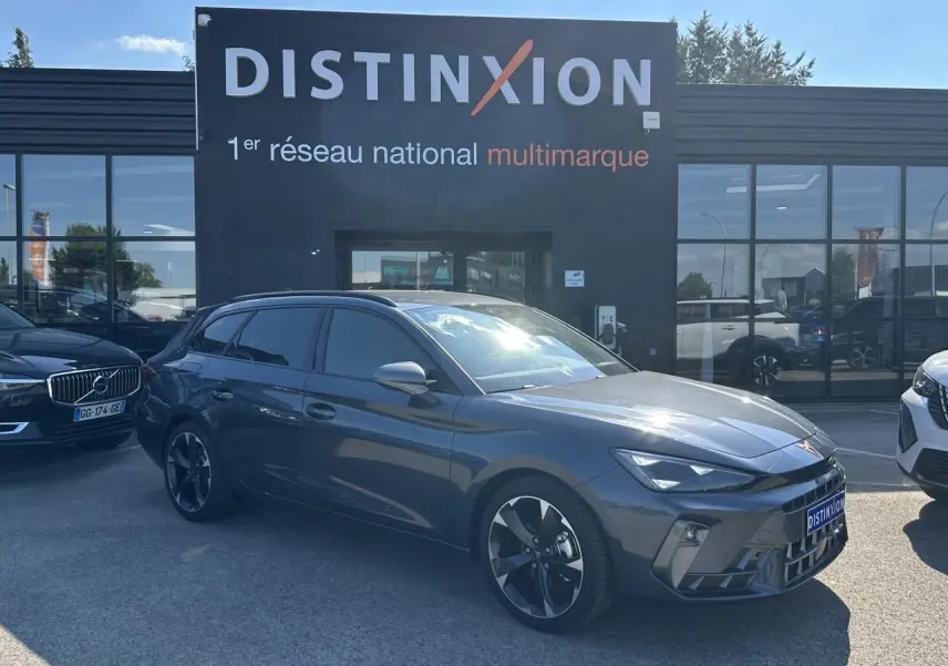 Vue 3/4 avant d'une CUPRA Leon Sportstourer gris magnétique métallisé avec jantes alliage et signature lumineuse Tri-LED visible