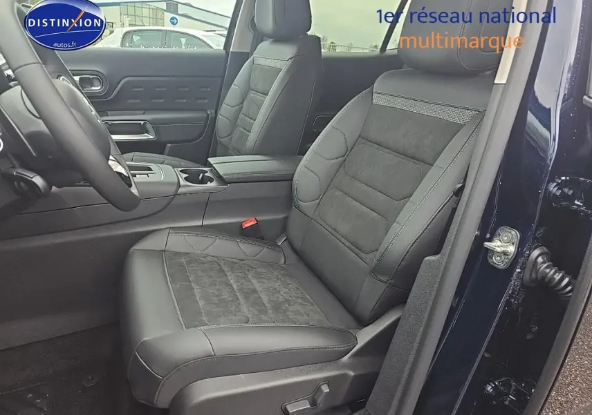 Vue intérieure côté conducteur du Citroën C5 Aircross 2025 bleu eclipse, sièges en cuir et alcantara noirs.
