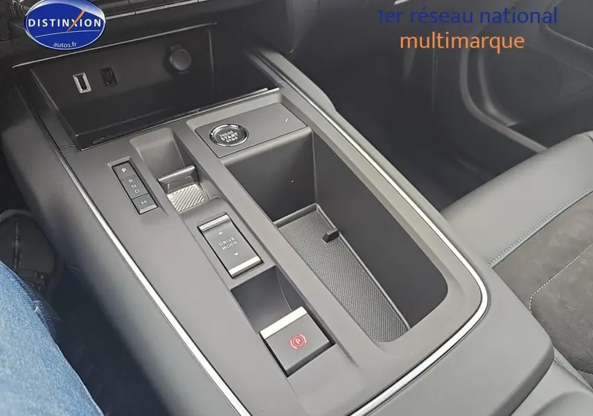 Console centrale vue de dessus dans un Citroën C5 Aircross 2025 bleu eclipse, avec bouton start/stop et commande de boîte auto.