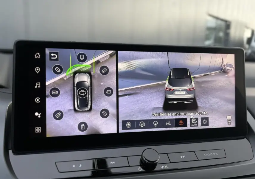 Écran intérieur affichant la vue 360° du Nissan Qashqai gris Ceramic vu de dessus et de l'arrière en caméra de recul.