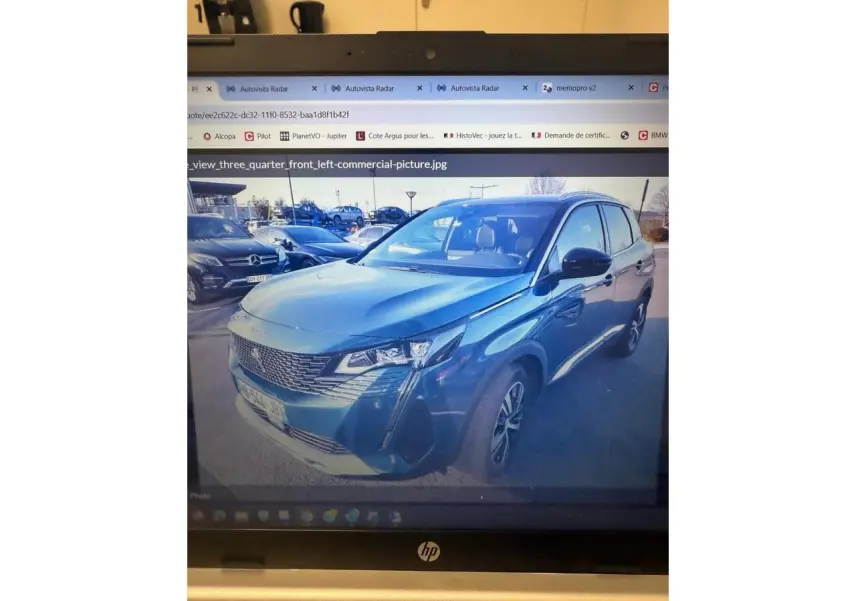 Vue frontale d’un Peugeot 3008 bleu métallisé 2023 avec calandre noire et logo lion chromé visible.