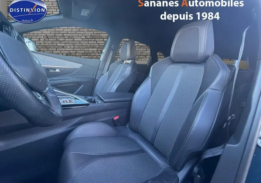 Vue intérieure côté conducteur du Peugeot 3008 2023, mettant en valeur les sièges cuir noirs et le volant perforé.