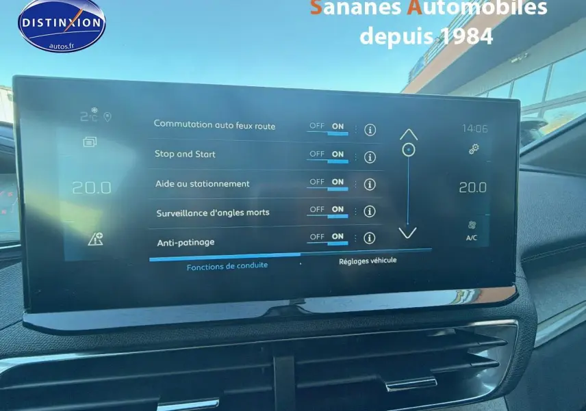 Écran tactile intérieur du Peugeot 3008 bleu 2023 affichant les réglages d’aides à la conduite.