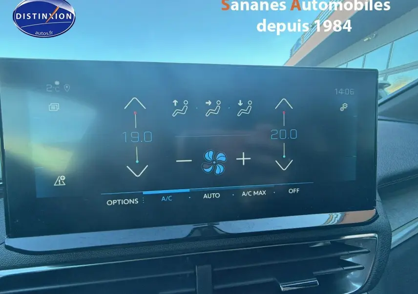 Écran tactile de la climatisation bi-zone du Peugeot 3008 2023, affichant les réglages à 19 et 20 degrés.
