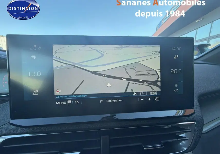 Vue rapprochée de l'écran tactile central du tableau de bord du Peugeot 3008 bleu, affichant la navigation GPS.