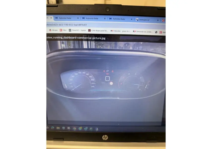 Profil droit d’un Peugeot 3008 bleu métallisé 2023 avec jantes alliage et lignes fluides distinctives.