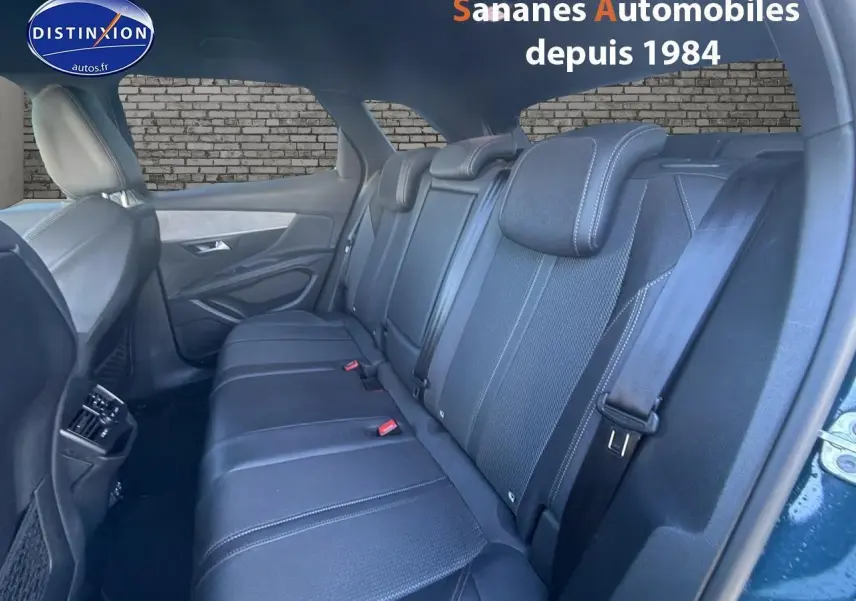 Gros plan sur la roue avant droite avec jante alliage bicolore du Peugeot 3008 bleu métallisé.