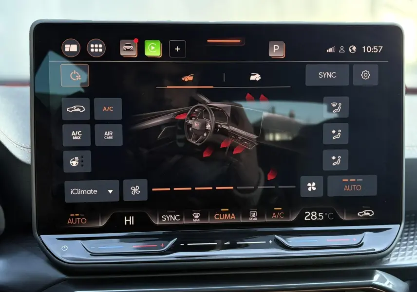 Écran tactile HD 12,9'' affichant le contrôle de la climatisation dans l'habitacle de la CUPRA Leon blanche.