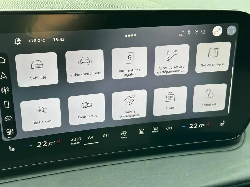Écran tactile central de l'Audi Q3 2.0 TDI 150ch S line 2026 affichant le menu des paramètres et aides conducteur.