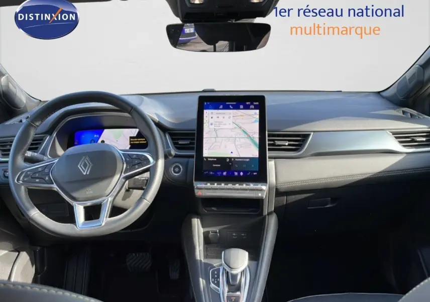Vue intérieure avant du Renault Symbioz 2025 avec tableau de bord moderne et écran tactile central vertical.