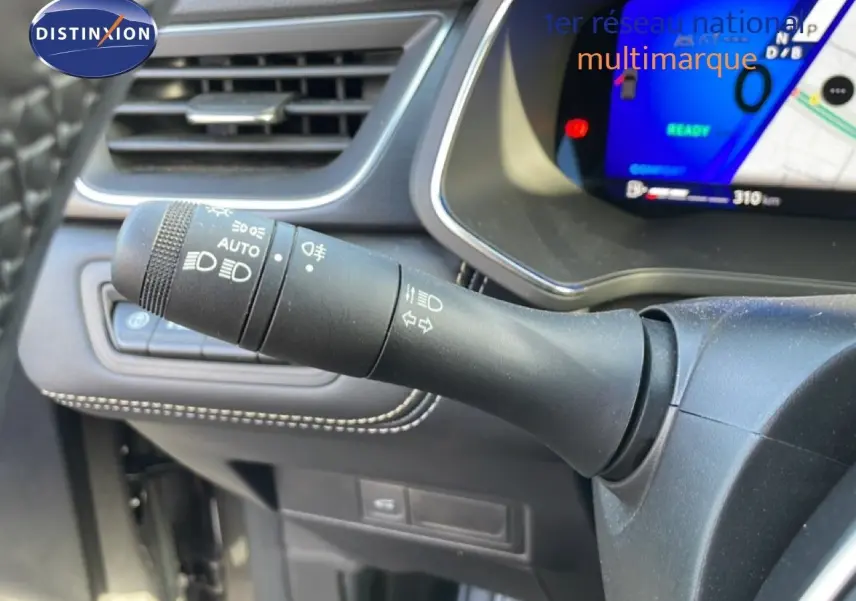 Gros plan sur la manette de clignotants à gauche du volant dans l’habitacle gris cassiopée métallisé du Renault Symbioz 2025.