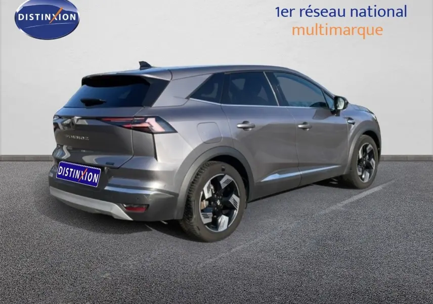 Vue 3/4 arrière droite d’un Renault Symbioz gris cassiopée métallisé avec jantes noires et détails modernes.