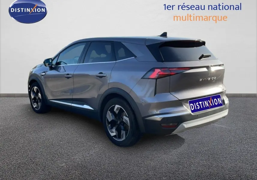 Vue 3/4 arrière droite du Renault SYMBIOZ gris Cassiopée métallisé avec feux LED et jantes bi-ton distinctives.