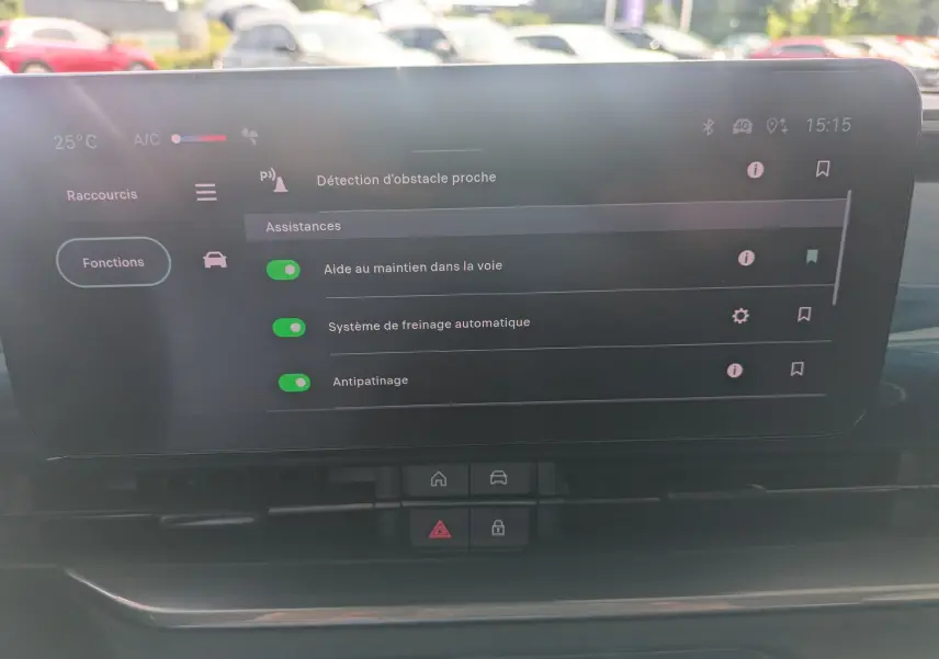 Écran tactile central de la Fiat 600 1.2 Hybrid 2025 affichant les assistances à la conduite activées.