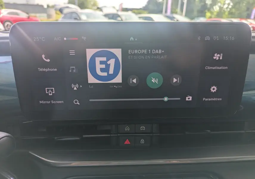 Écran tactile central de la Fiat 600 1.2 Hybrid bleu Sea of Italy, affichant la radio Europe 1 en mode DAB+.