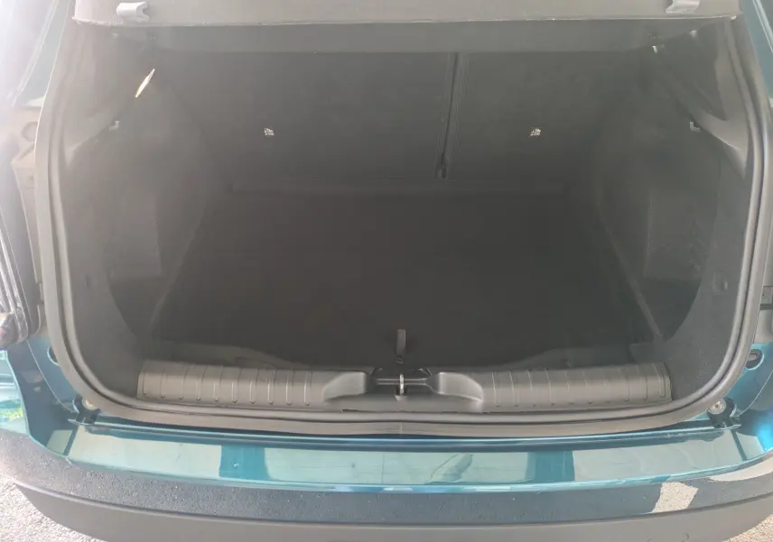 Coffre ouvert vu de dessus sur une FIAT 600 1.2 Hybrid 2025 en bleu Sea of Italy, montrant l’espace de chargement vide.