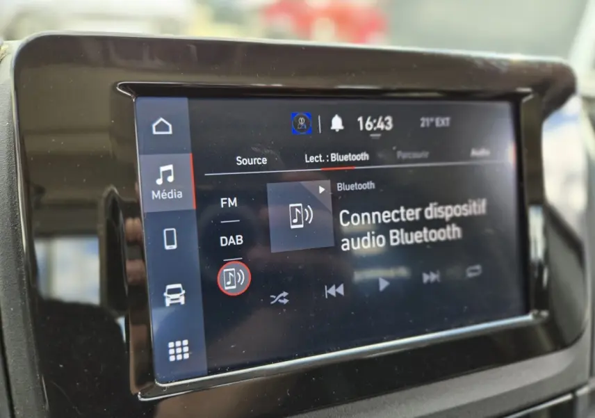 Écran tactile central du tableau de bord du Fiat Ducato Fourgon blanc, affichant la connexion audio Bluetooth.