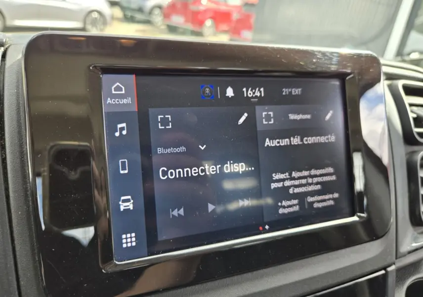 Écran tactile central du tableau de bord du Fiat Ducato Fourgon blanc, affichant le menu Bluetooth et téléphone.