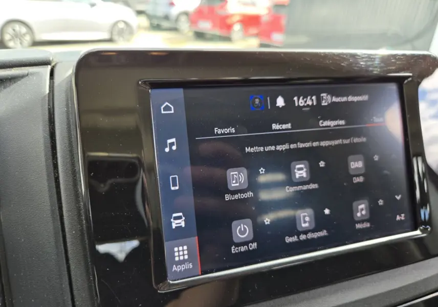 Écran tactile central du tableau de bord du Fiat Ducato Fourgon 2022, affichant les options Bluetooth et commandes.