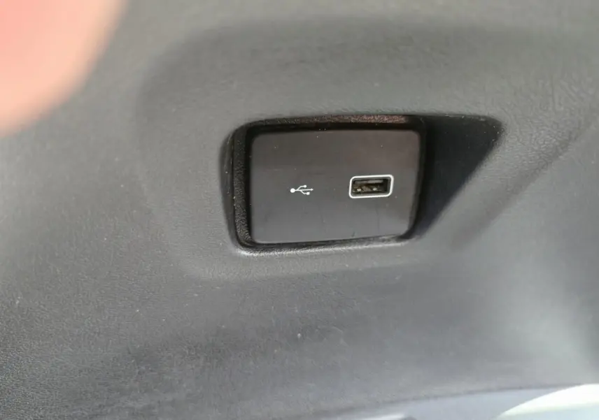Gros plan sur une prise USB noire intégrée dans l'habitacle du Fiat Ducato Fourgon blanc 2022.